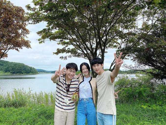 Ba diễn viên chính trong ngày quay cuối của Điên thì có sao: Oh Jung Se, Seo Ye Ji, Kim Soo Hyun (từ trái qua).