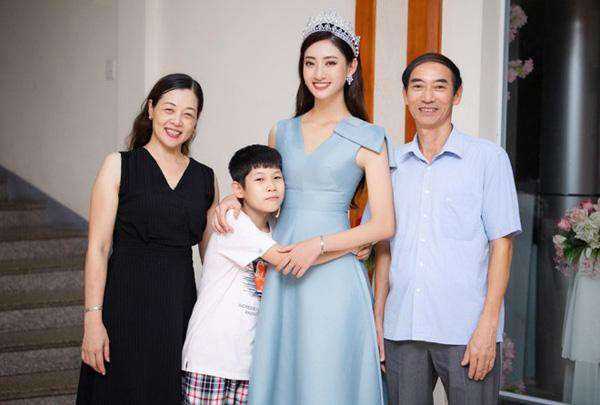 Mẹ của hoa hậu Lương Thùy Linh: 'Con gái tôi từng tự ti vì… cao quá' ảnh 3