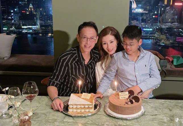 Vợ chồng Lý Gia Hân và con trai dịp sinh nhật diễn viên hồi tháng 6. Ảnh: Weibo/Li Jiaxin