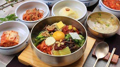 Đũa dùng để gắp thức ăn chung và thìa để ăn cơm. Ảnh: Korean Tourism Organization.