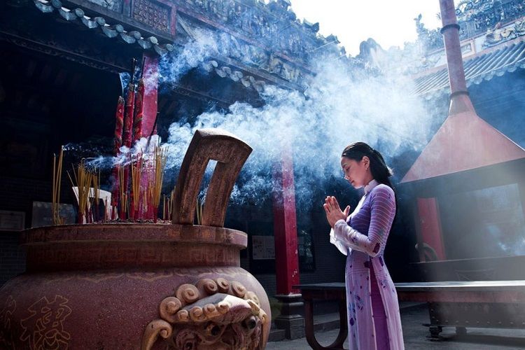Hướng dẫn cách đi lễ chùa: Sắm lễ, khấn thế nào, cầu gì cho đúng?