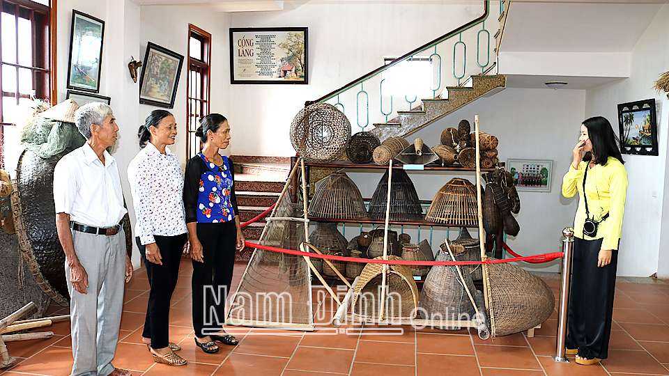 Du khách tham quan Bảo tàng Đồng quê tại xã Giao Thịnh (Giao Thủy).
