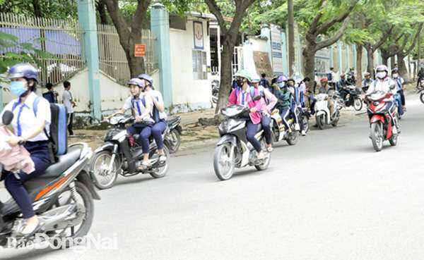 Sau giờ tan học, nhiều học sinh của một trường học ở P.Tân Hiệp (TP.Biên Hòa) điều khiển xe máy phân khối lớn. Ảnh: T.Hải