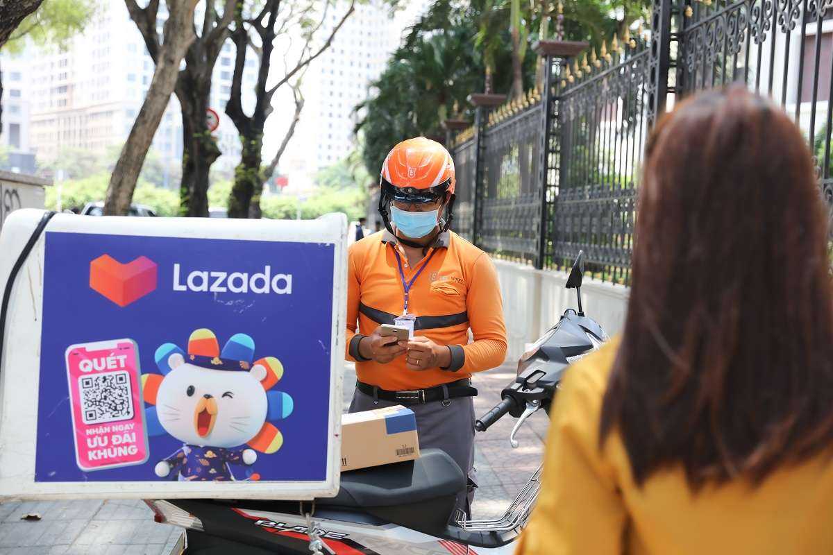 Lazada triển khai nhiều sáng kiến giao hàng  không tiếp xúc đảm bảo an toàn cho nhân viên và người mua trong năm 2020. Ảnh: Lazada Việt Nam.