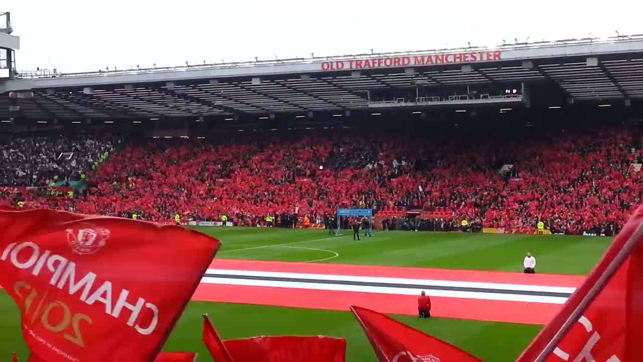 Lần đầu đến Old Trafford, fan MU nôn thốc tháo trước bộ ba huyền thoại/Lần đầu đến Old Trafford, fan