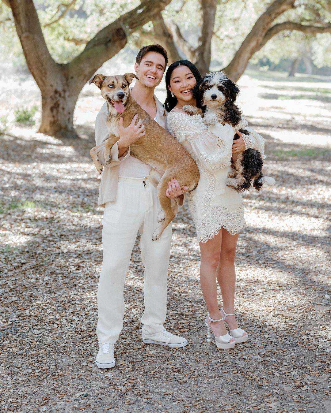 Cặp sao bên hai chú chó cưng. Ảnh: Instagram Lana