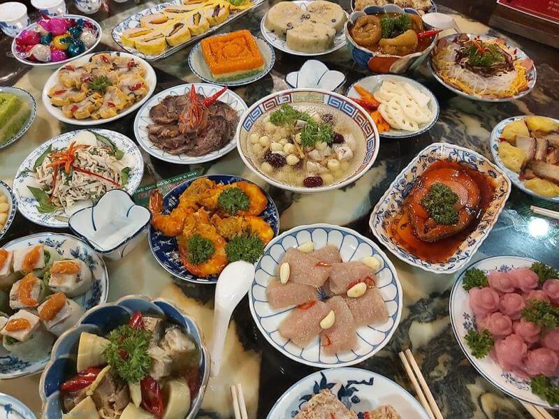Mâm cỗ đơn giản nhưng vẫn đầy đủ các món ăn của người miền Trung
