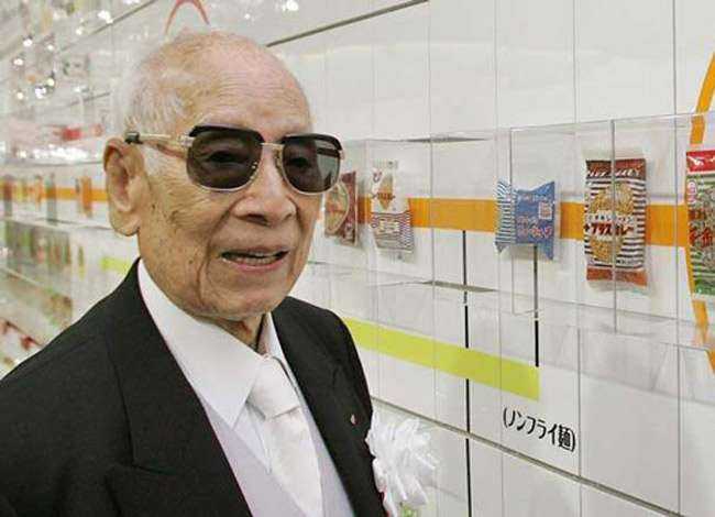 Ông Momofuka Ando được mệnh danh là ông tổ của ngành công nghiệp mì gói. Ảnh: Osaka News. 