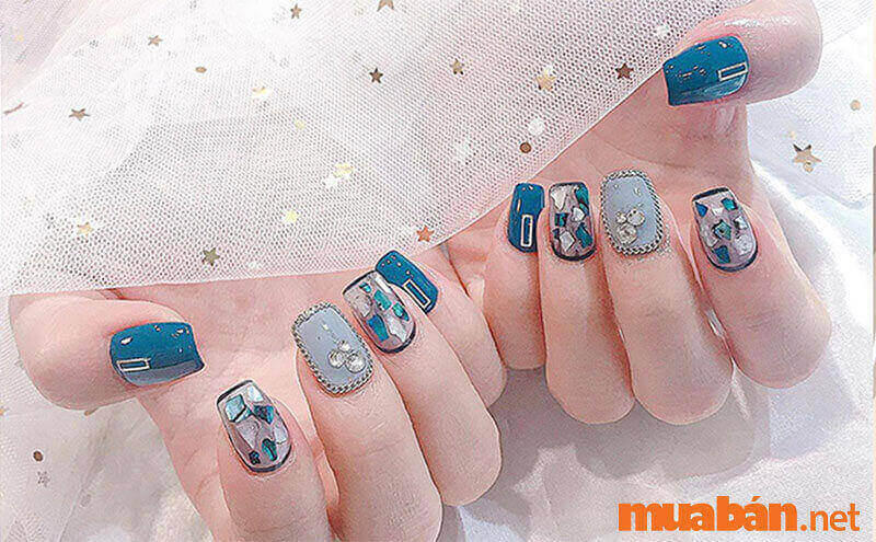 Mẫu nail màu xanh da trời gắn đá đẹp mắt