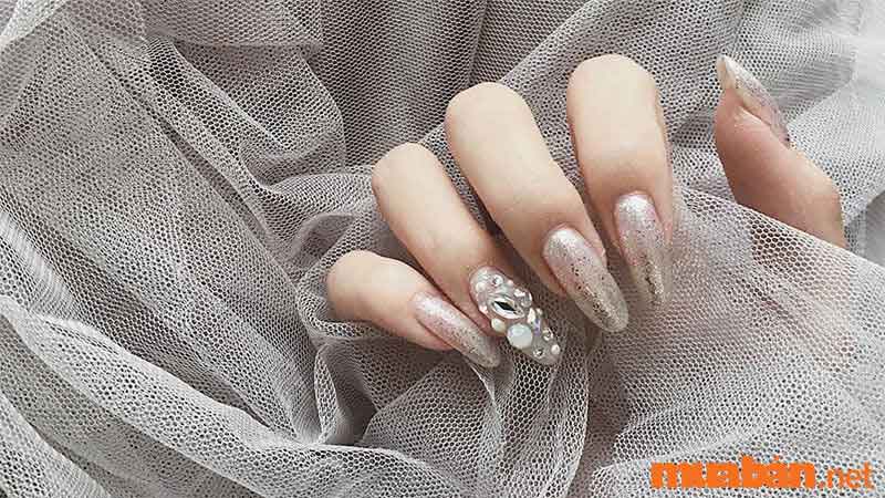 Mẫu nail Tết 2023 với đá bản và nhũ bạc lấp lánh