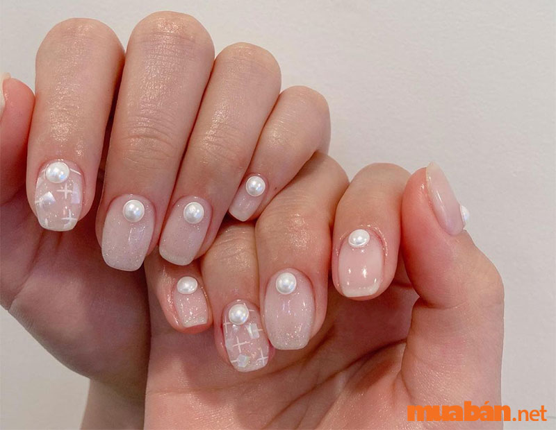 Đôi bàn tay trở nên thật thanh lịch với mẫu nail đá ngọc trai nhẹ nhàng