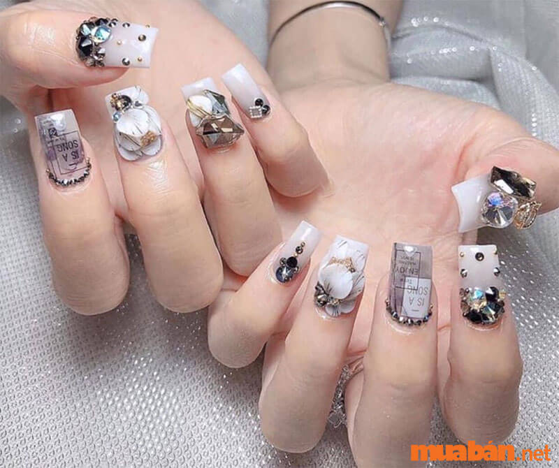 Mẫu nail đính đá tông màu xám sang chảnh