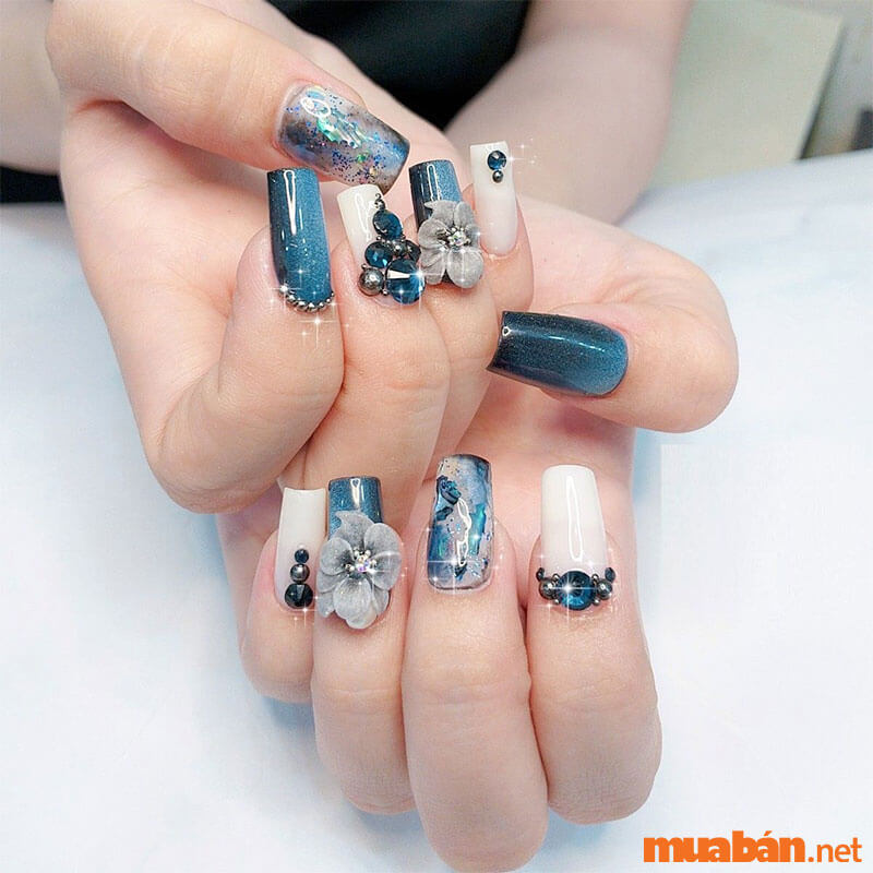 Mẫu nail Tết 2023 với đá, hoa bột và xà cừ