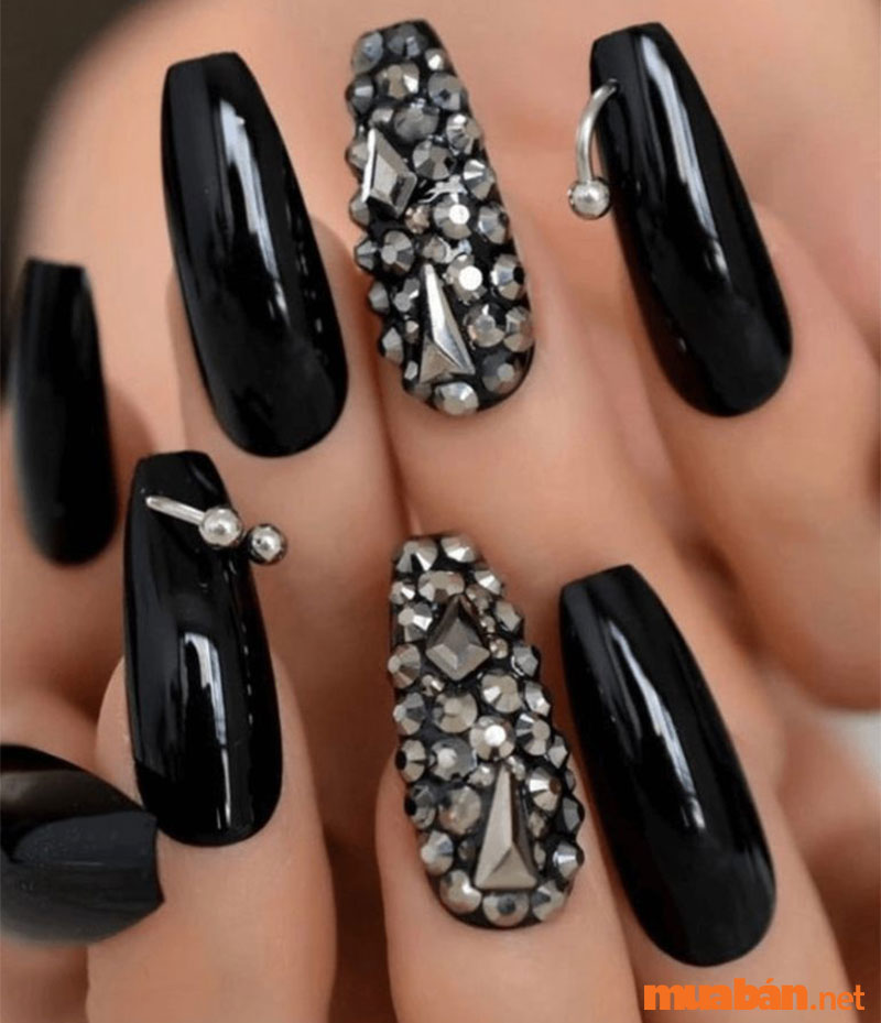 Thể hiện sự cá tính với mẫu nail đá xỏ khuyên