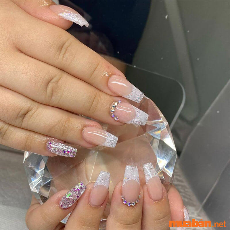 Mẫu nail Tết 2023 đẹp mắt với đá và nhũ bạc 