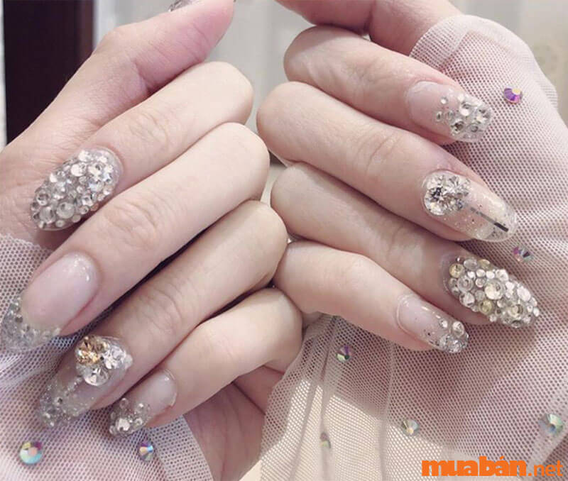 Nail xinh 2023 với đá lấp lánh