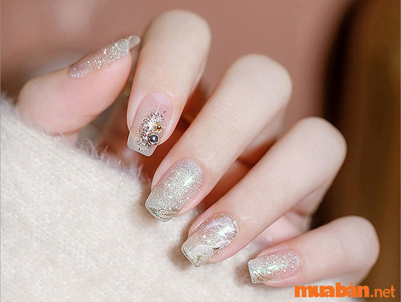 Rạng rỡ chơi Tết cùng mẫu nail mắt mèo nhũ bạc