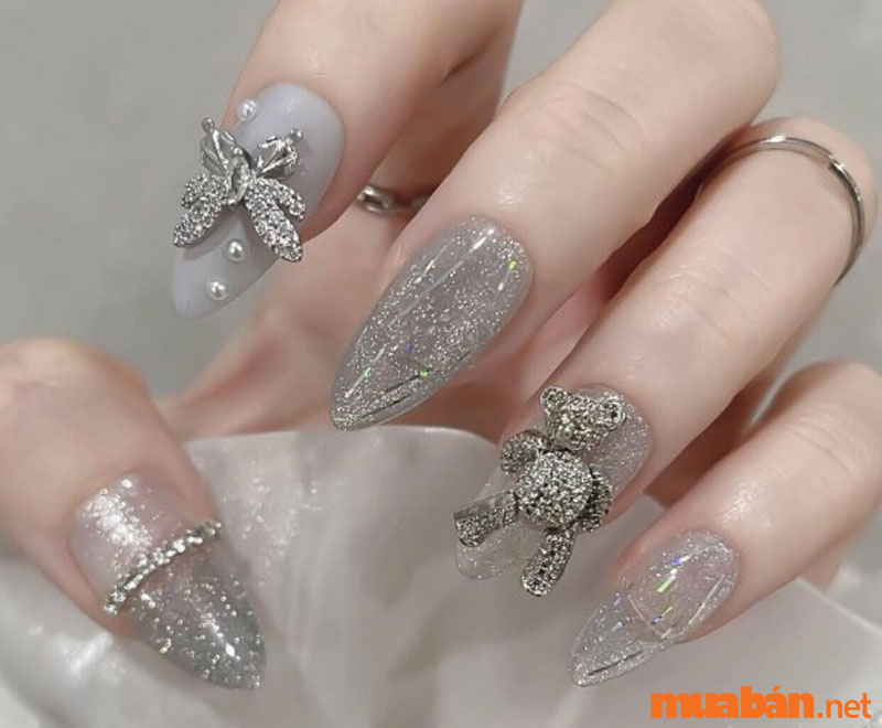 Mẫu nail ngày Tết với nhũ bạc và charm gấu nhất định phải thử