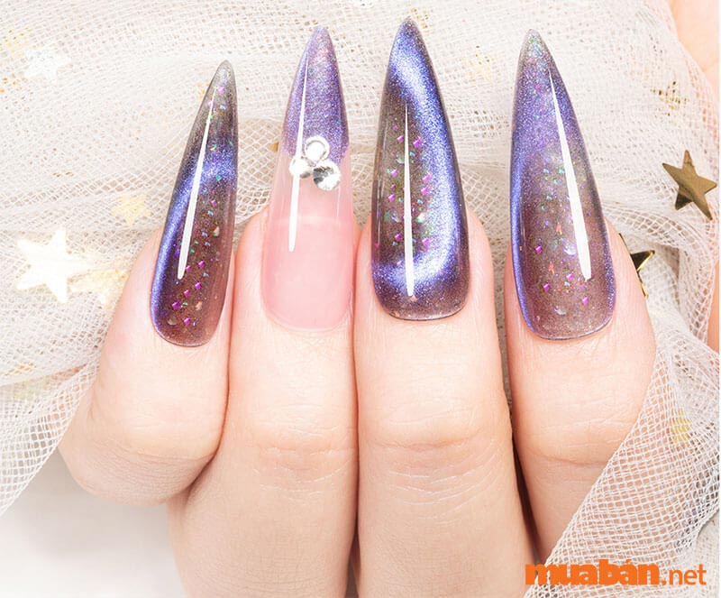 Mẫu nail mắt mèo tím tạo hiệu ứng thiên hà độc đáo