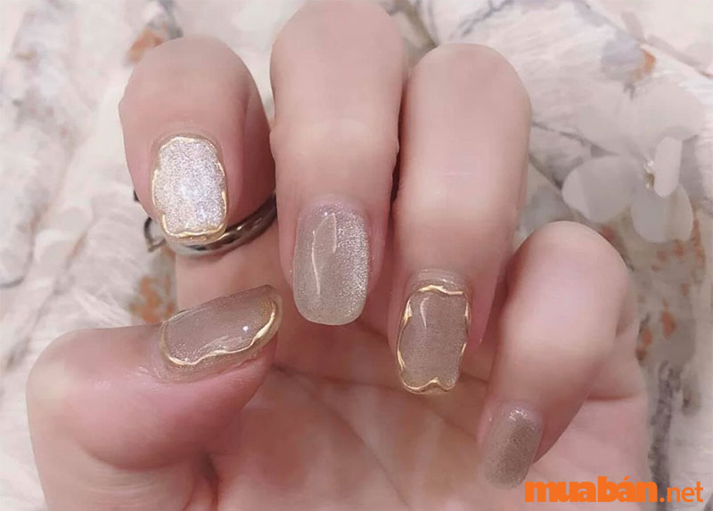 Nhẹ nhàng với mẫu nail Tết 2023 cùng nhũ bạc và ánh vàng