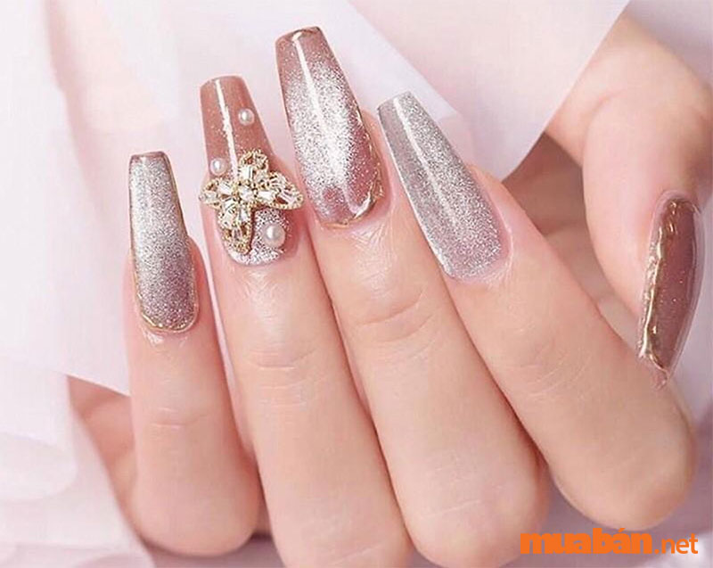 Mẫu nail kim tuyến mắt mèo hồng kết hợp với charm bướm nữ tính