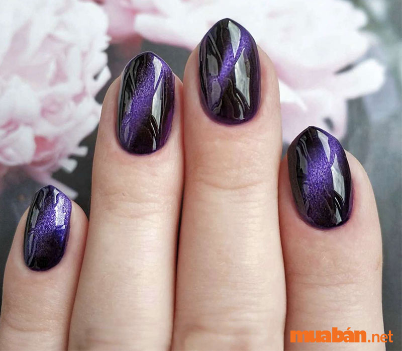 Phá cách với mẫu nail mắt mèo tím mang hiệu ứng galaxy