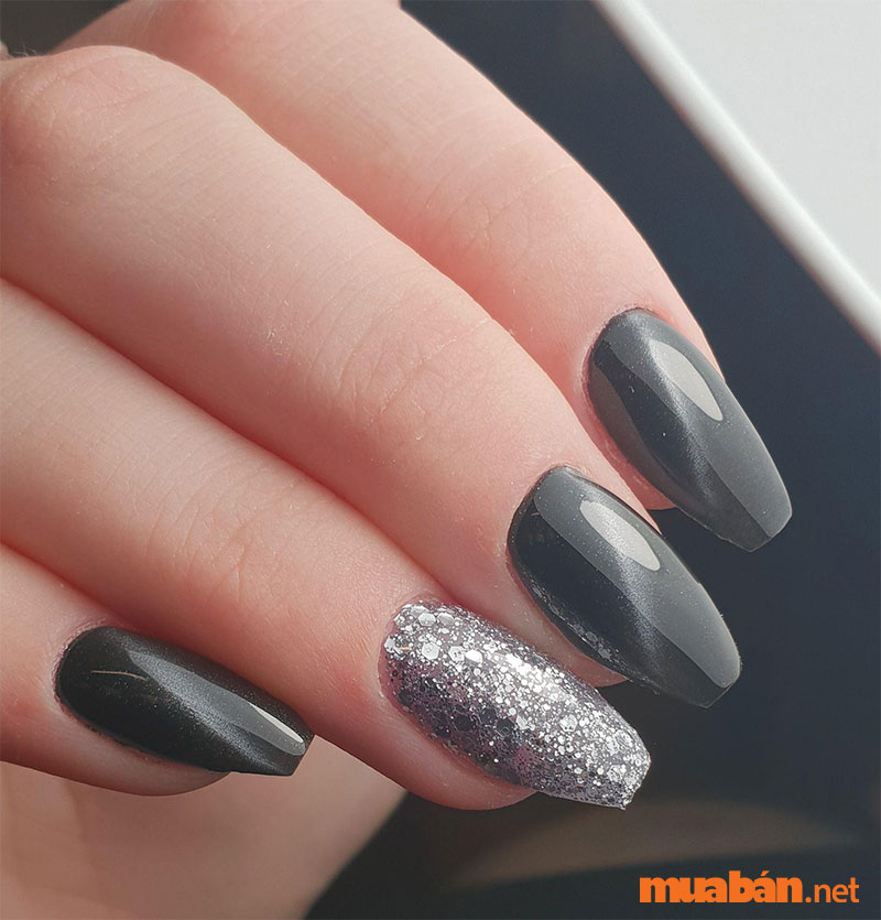 Một chút thanh lịch cùng nail mắt mèo đen với nhũ bạc