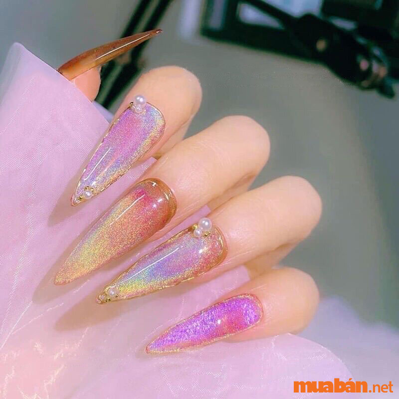 Pha giữa ngọt ngào và cá tính cùng mẫu nail mắt mèo cầu vồng dài nhọn