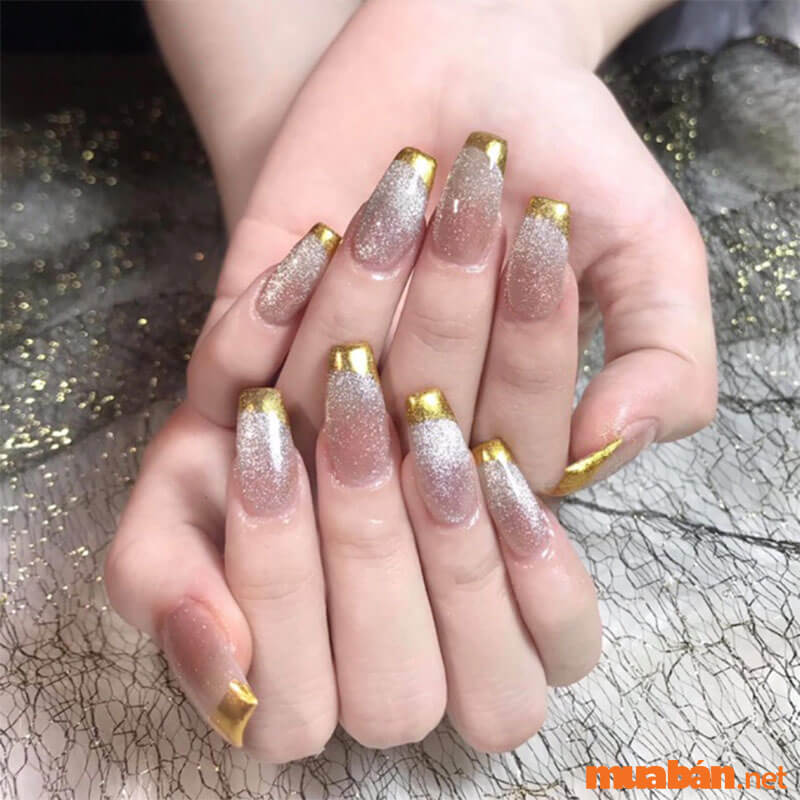 Mẫu nail Tết 2023 với nhũ bạc omber và french đầu móng nhũ vàng