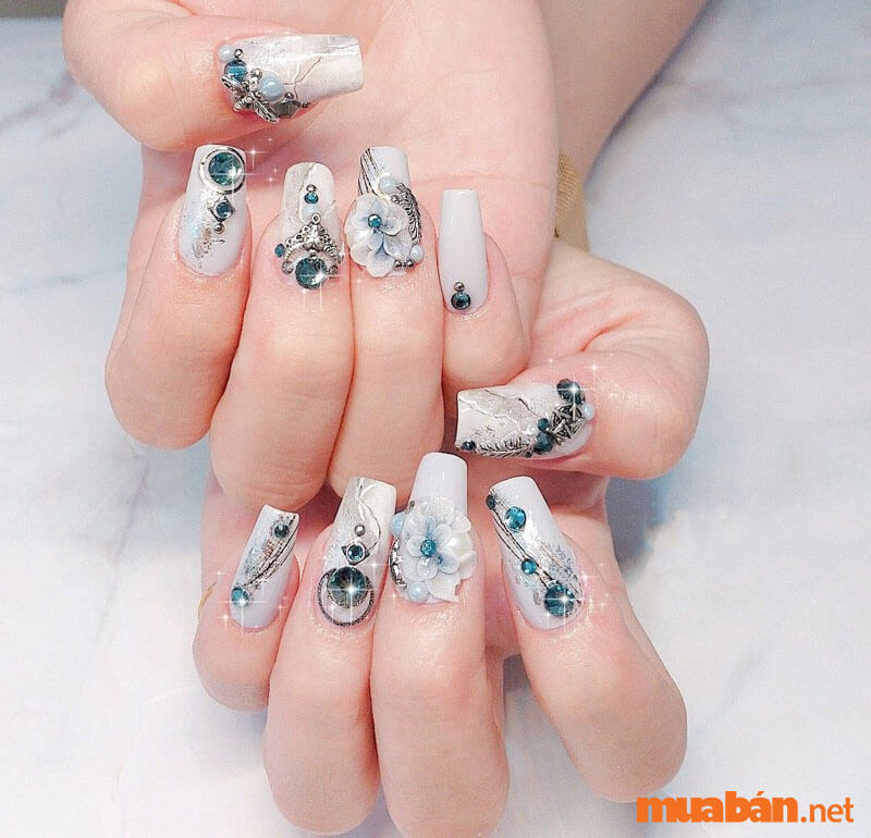 Mẫu nail Tết đẹp với hoa tông màu trắng thanh lịch