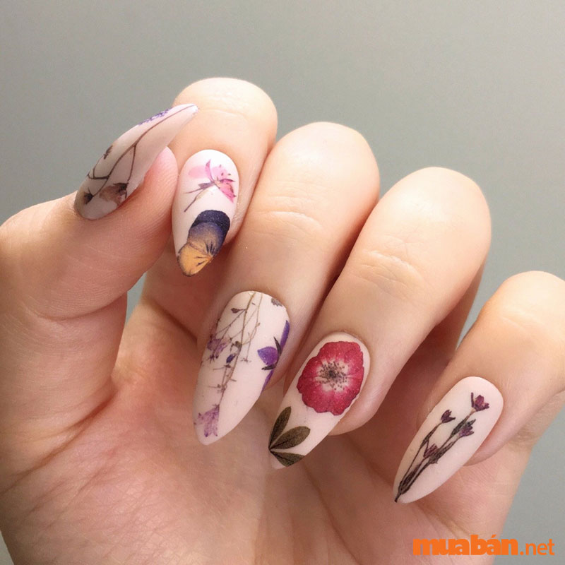 Nhẹ nhàng và thanh lịch cùng mẫu nail hoa nhám mờ