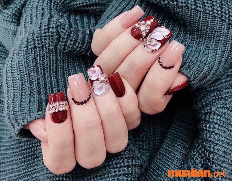 Mẫu nail Tết 2023 với tông đỏ đô sang trọng