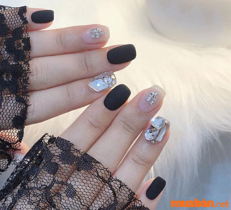 Nail đính đá đen đầy quyền lực