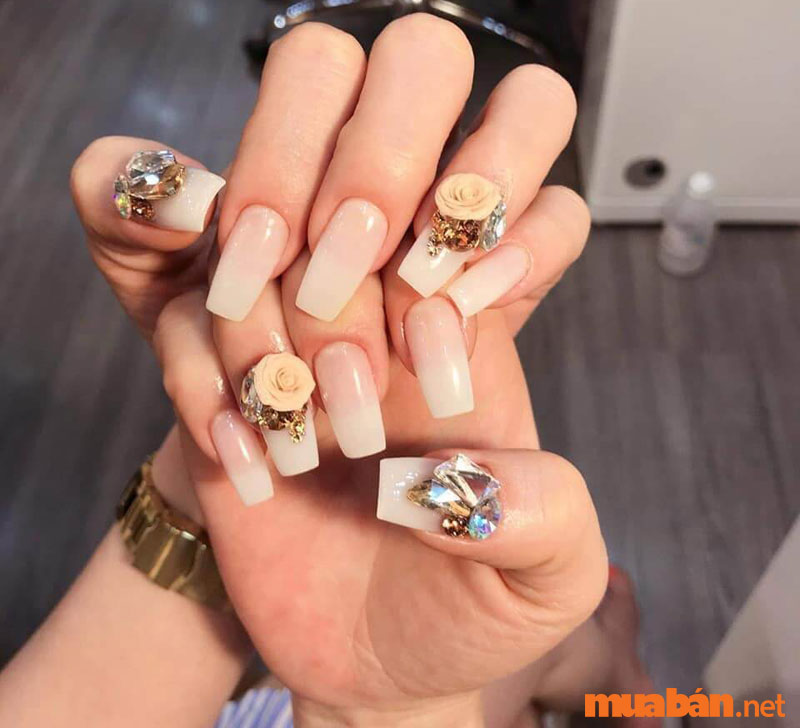 Mẫu nail Tết Quý Mão 2023 phong cách thanh lịch với đá bản to