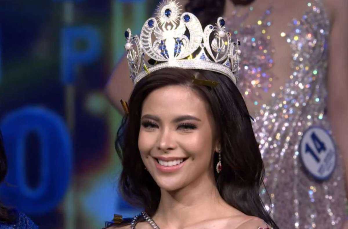 Hoa hậu của cuộc thi Miss World Philippines 2021 đã bị ngã tới hai lần. Ảnh: ABS-CBN