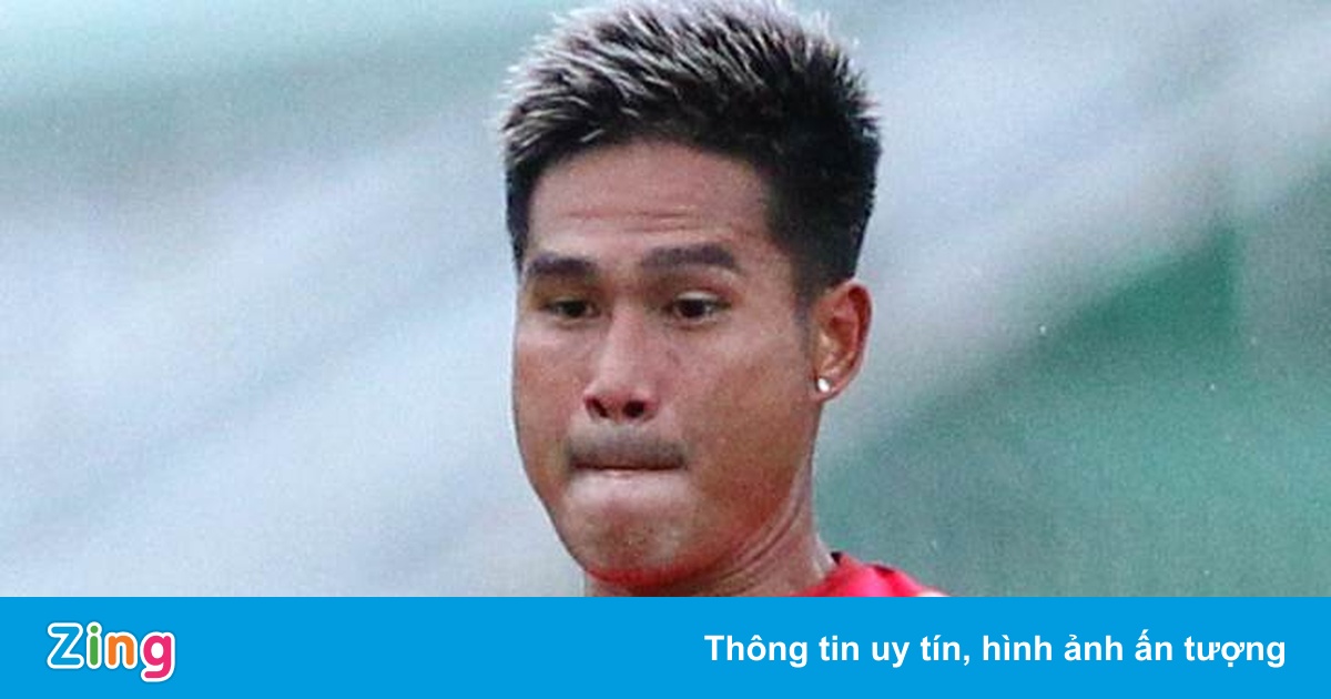 Cầu thủ Sài Gòn đá phủi trong ngày đội đua trụ hạng