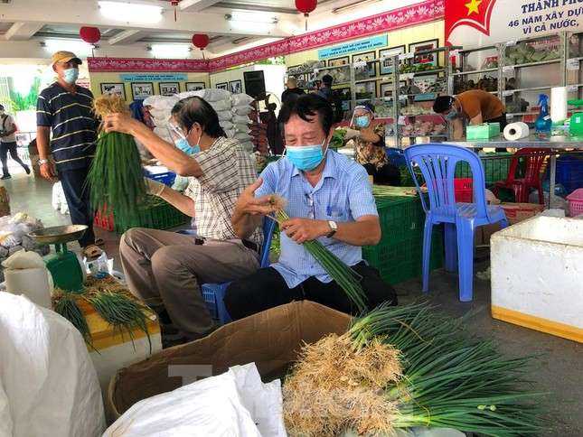 'Siêu thị dã chiến' ở Sài Gòn mỗi ngày giao 500 đơn hàng ảnh 1