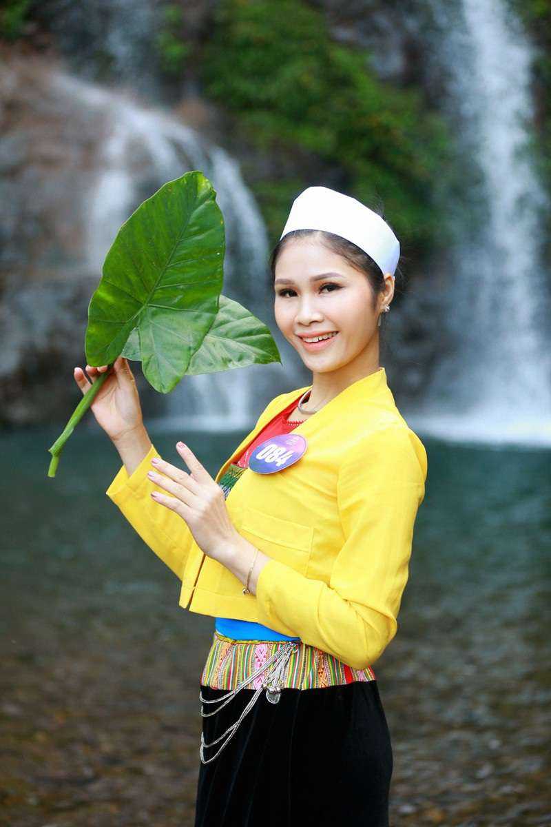 Người đẹp xứ Mường khoe sắc bên thác Cửu Tú Sơn - 3