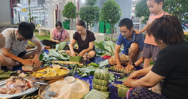 Hình ảnh cư dân chung cư quây quần gói bánh chưng đón Tết