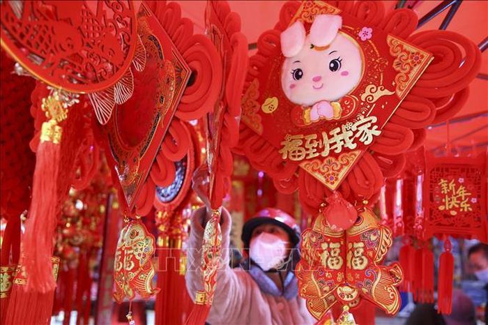 Người dân chọn mua đồ trang trí đón Tết Nguyên đán tại tỉnh Hồ Nam, Trung Quốc, ngày 16/1/2023. Ảnh: THX/TTXVN