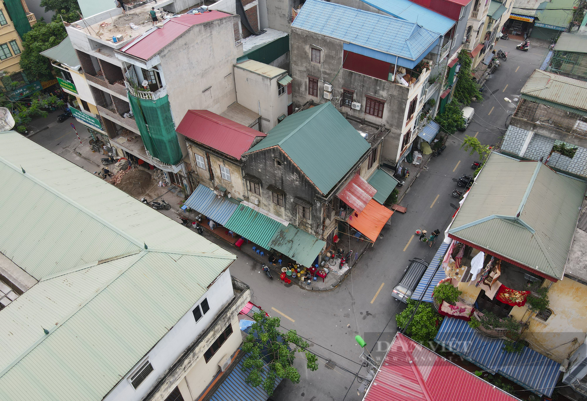 Cận cảnh những ngôi nhà cổ hàng trăm năm tuổi còn sót lại ở Hà Đông (Hà Nội) - Ảnh 4.