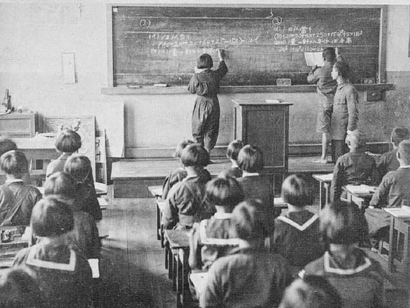 Học sinh mặc Mumbae ngồi nghe giảng 1944 (knnews)