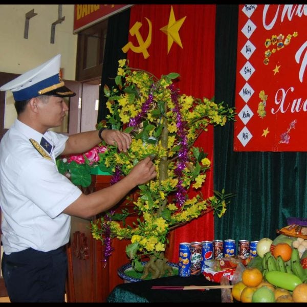Trang trí bàn thờ tết trong quân đội nhân dân Việt Nam