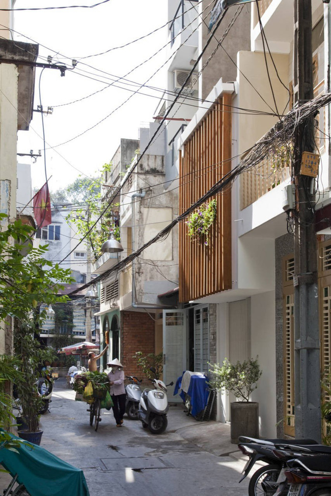 Ngôi nhà ống 27m² sâu hun hút ở Sài Gòn của người phụ nữ muốn tìm an nhiên tuổi xế chiều - Ảnh 1.