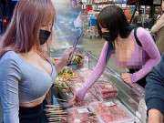 Đi siêu thị với bộ cánh khoe body cực nóng, cô gái khiến bao người ái ngại