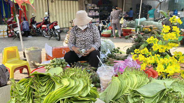 Những hàng trầu cau cuối cùng ở chợ Tết - Ảnh 1.