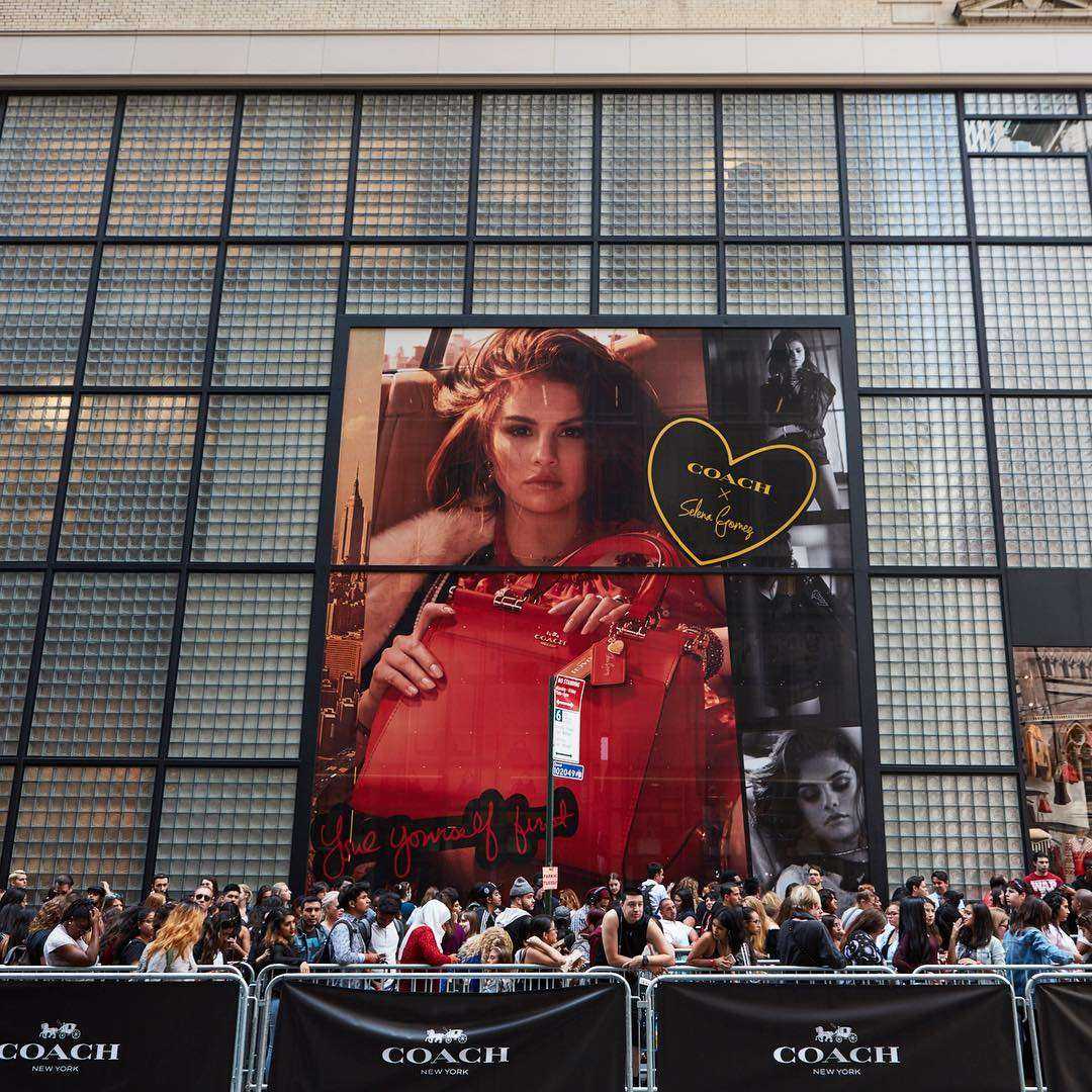 Người hâm mộ xếp hàng chờ đợi sự kiện ra mắt BST Coach X Selena Gomez tại New York