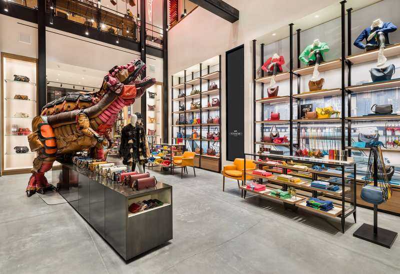 Mô hình khủng long kết từ 400 chiếc túi Coach được đặt trong một cửa hàng kiểu mới.