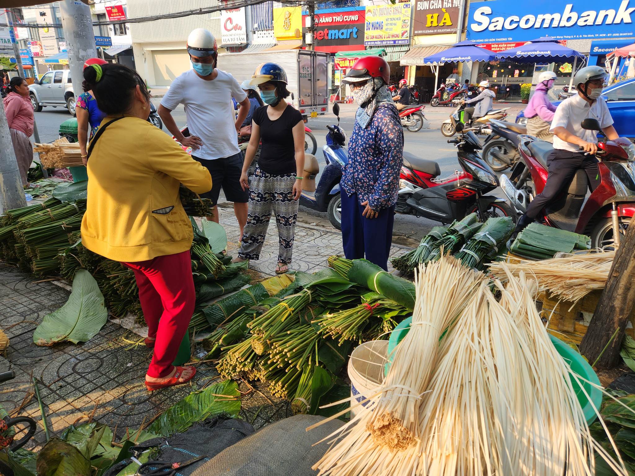 Nhộn nhịp chợ lá dong duy nhất ở Sài Gòn những ngày giáp Tết