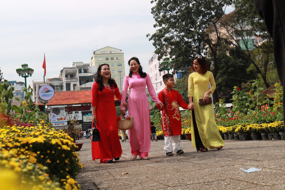 Người Việt nhìn chung thích mặc màu vàng hoặc đỏ trong 3 ngày Tết - Ảnh 8.
